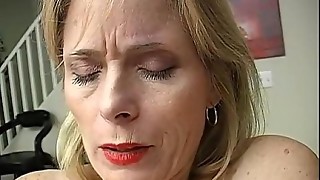 Mature amateur has an orgasm